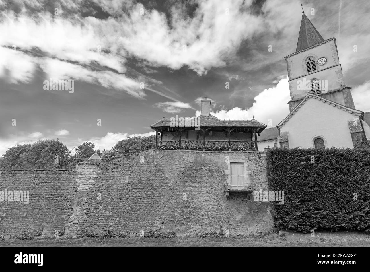 Photo en noir et blanc de l'Eglise Saint Symphorienin le domaine des Châteaux d'Epoisses dans le département de la Côte-d'Or en Bourgogne France. Banque D'Images