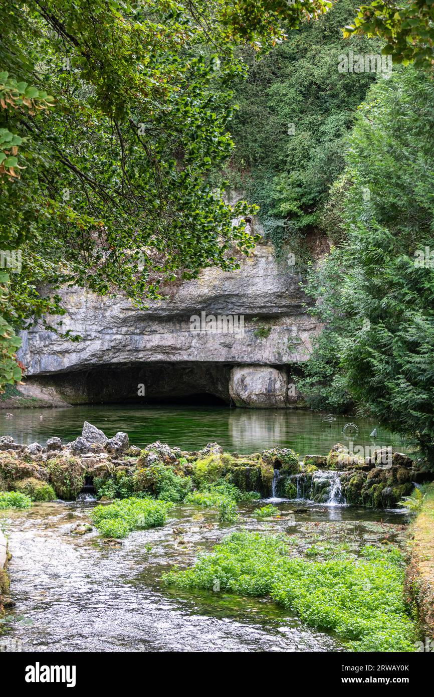 La source de la rivière Douix à Châtillon-sur-Seine, France. Banque D'Images