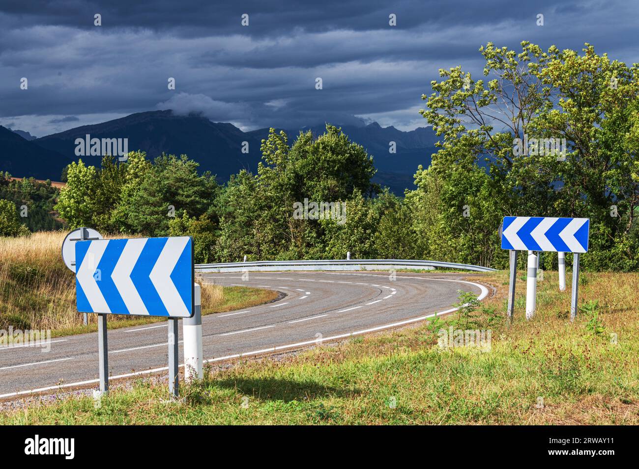 Un avertissement de virage serré sur la D1075 dans la région Auvergne Rhône Alpes en France. Banque D'Images