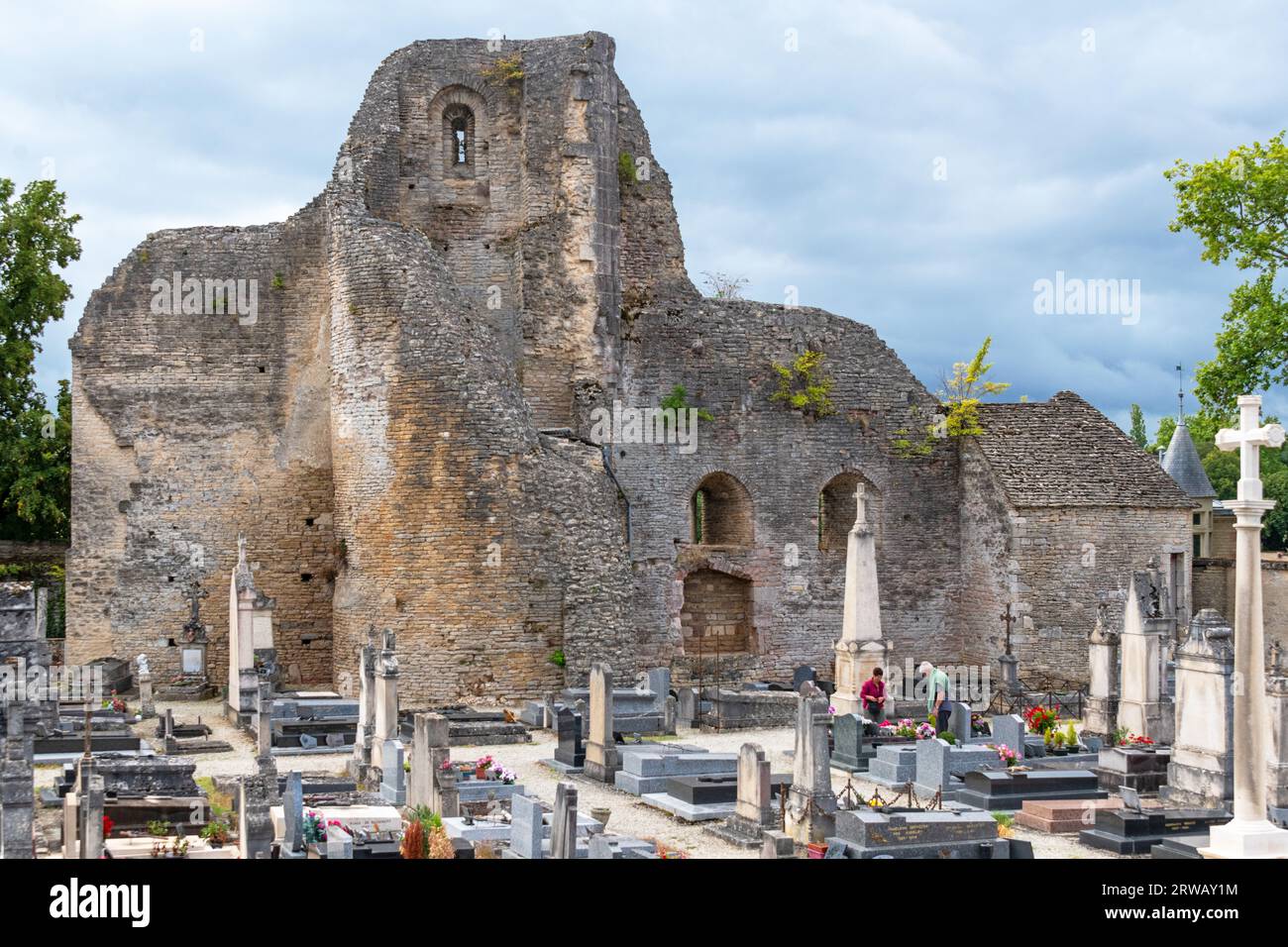 2 personnes s'occupent d'une tombe dans le cimetière de Saint-Vorles à Châtillon-sur-Seine, Côte-d'Or, France. Banque D'Images