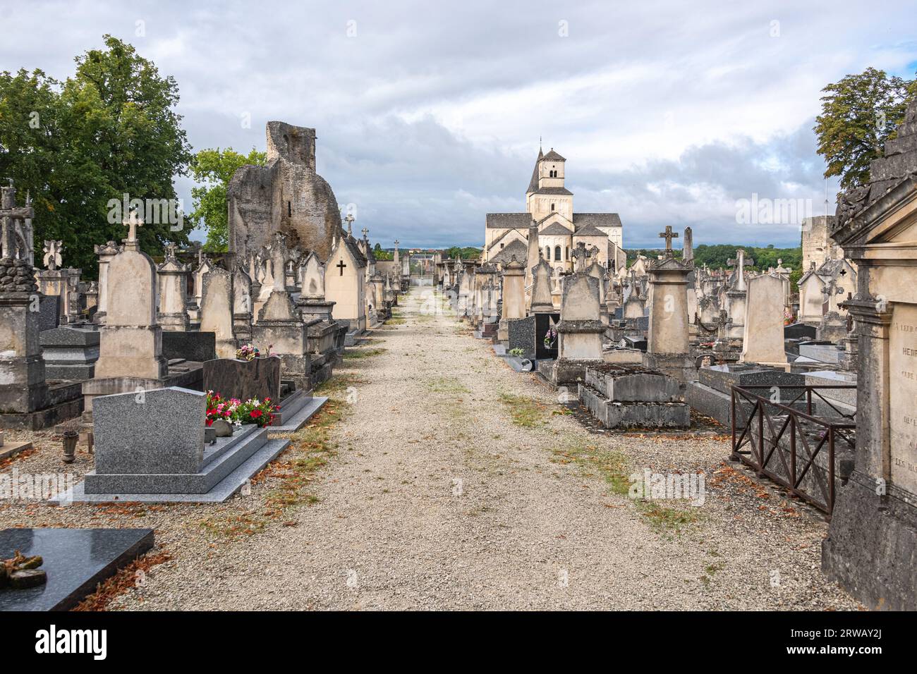 Le cimetière de l'église Saint-Vorles sous un ciel orageux à Châtillon sur Seine, Bourgogne-Franche-Comté, France. Banque D'Images