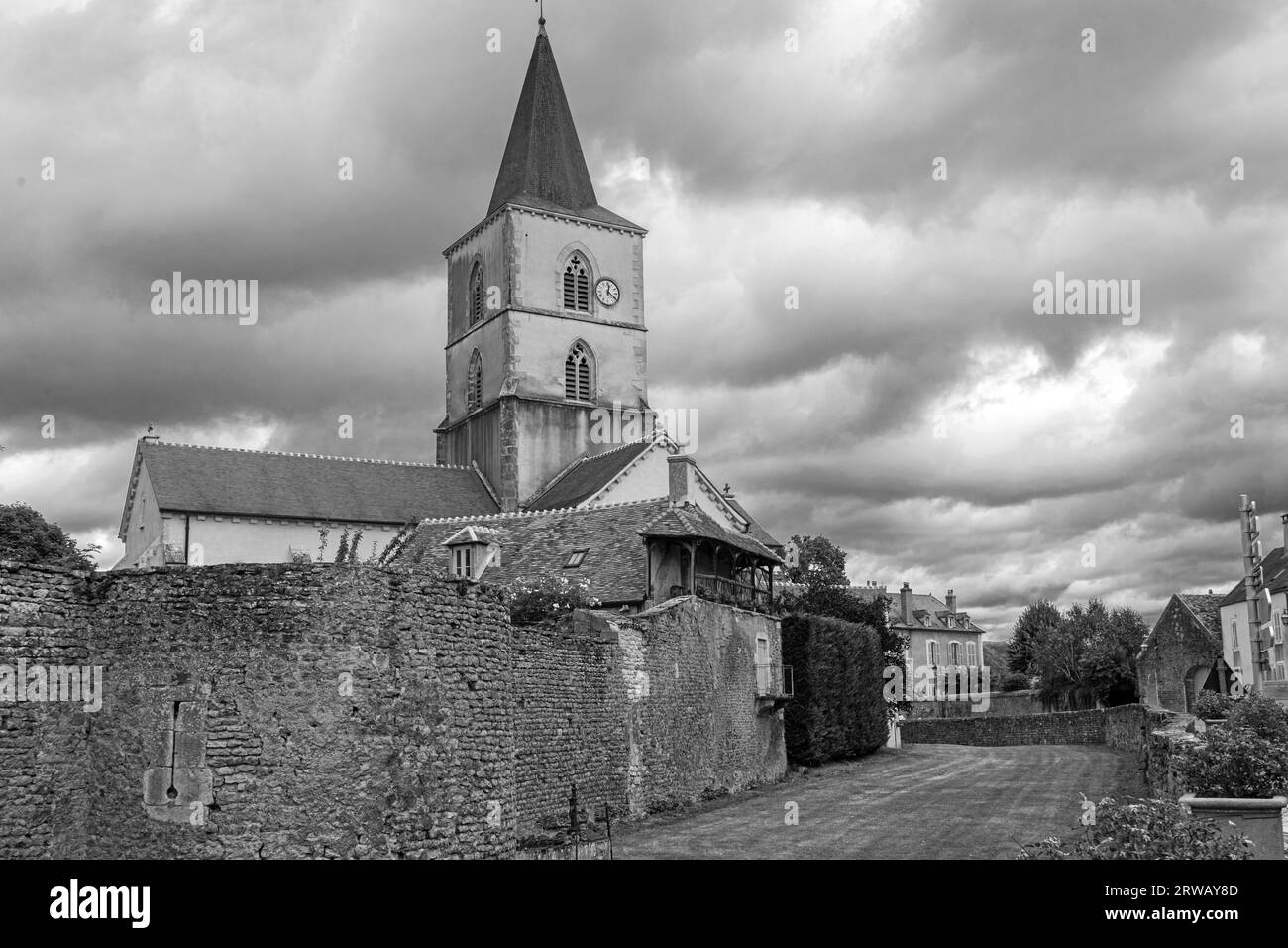 Eglise Saint Symphorien dans le village d'Epoisses en Bourgogne, qui abrite le célèbre fromage à pâte molle. Banque D'Images