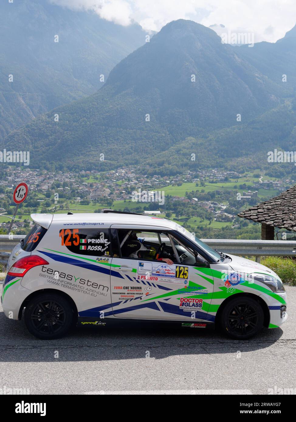 Voiture sur le point de commencer une étape de rallye de sport automobile près de nus dans la vallée d'Aoste. Italie. 17 septembre 2023 Banque D'Images
