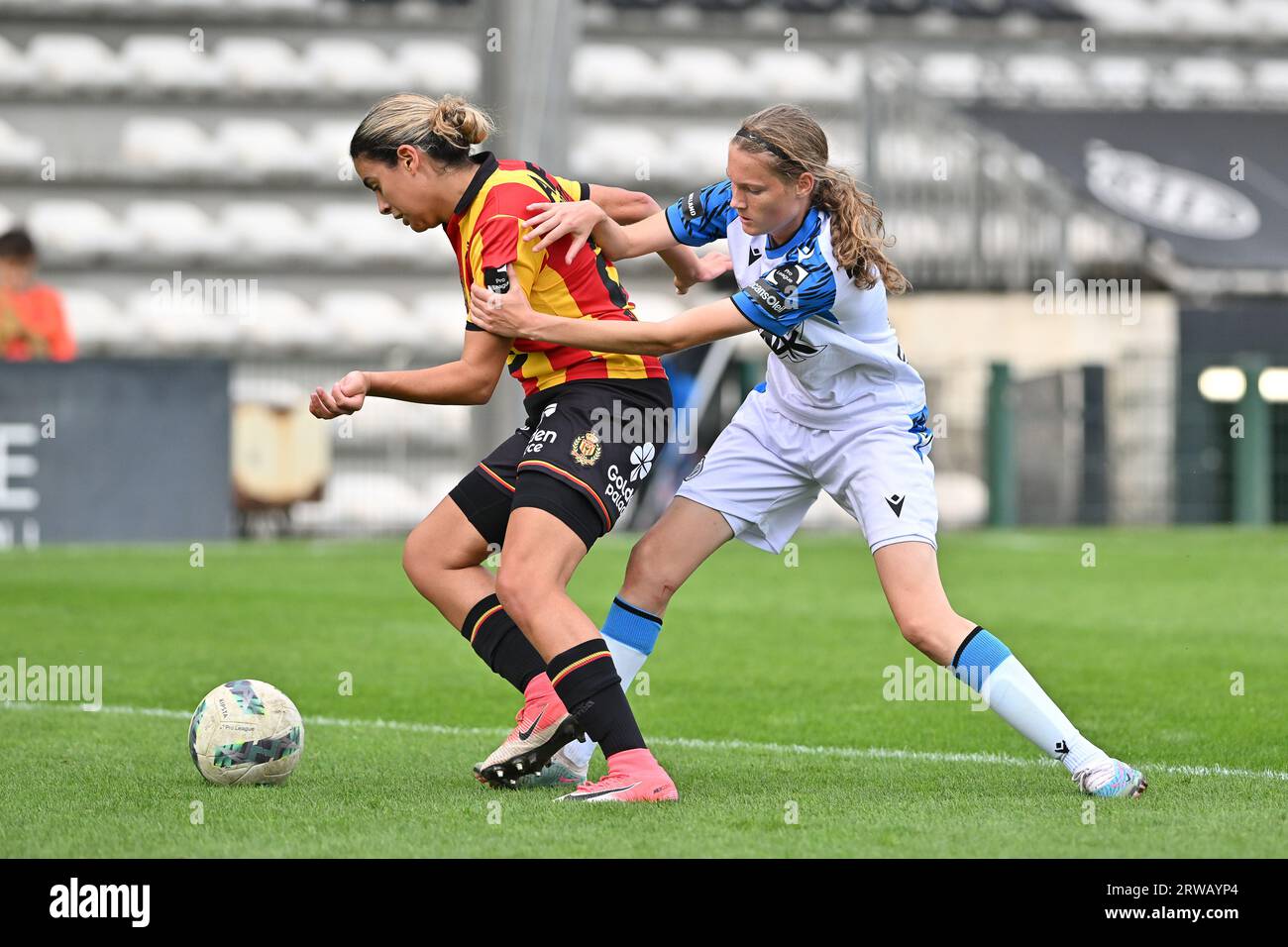 Roeselare, Belgique. 16 septembre 2023. Senna El Massaoudi (23 ans) de KV Mechelen et Chionne Bonny (5 ans) du Club YLA photographiées lors d'un match de football féminin entre le Club Brugge Dames YLA et KV Mechelen lors de la 4e journée de la saison 2023 - 2024 de la Super League Belge Lotto Womens, le samedi 16 septembre 2023 à Roeselare, BELGIQUE . Crédit : Sportpix/Alamy Live News Banque D'Images