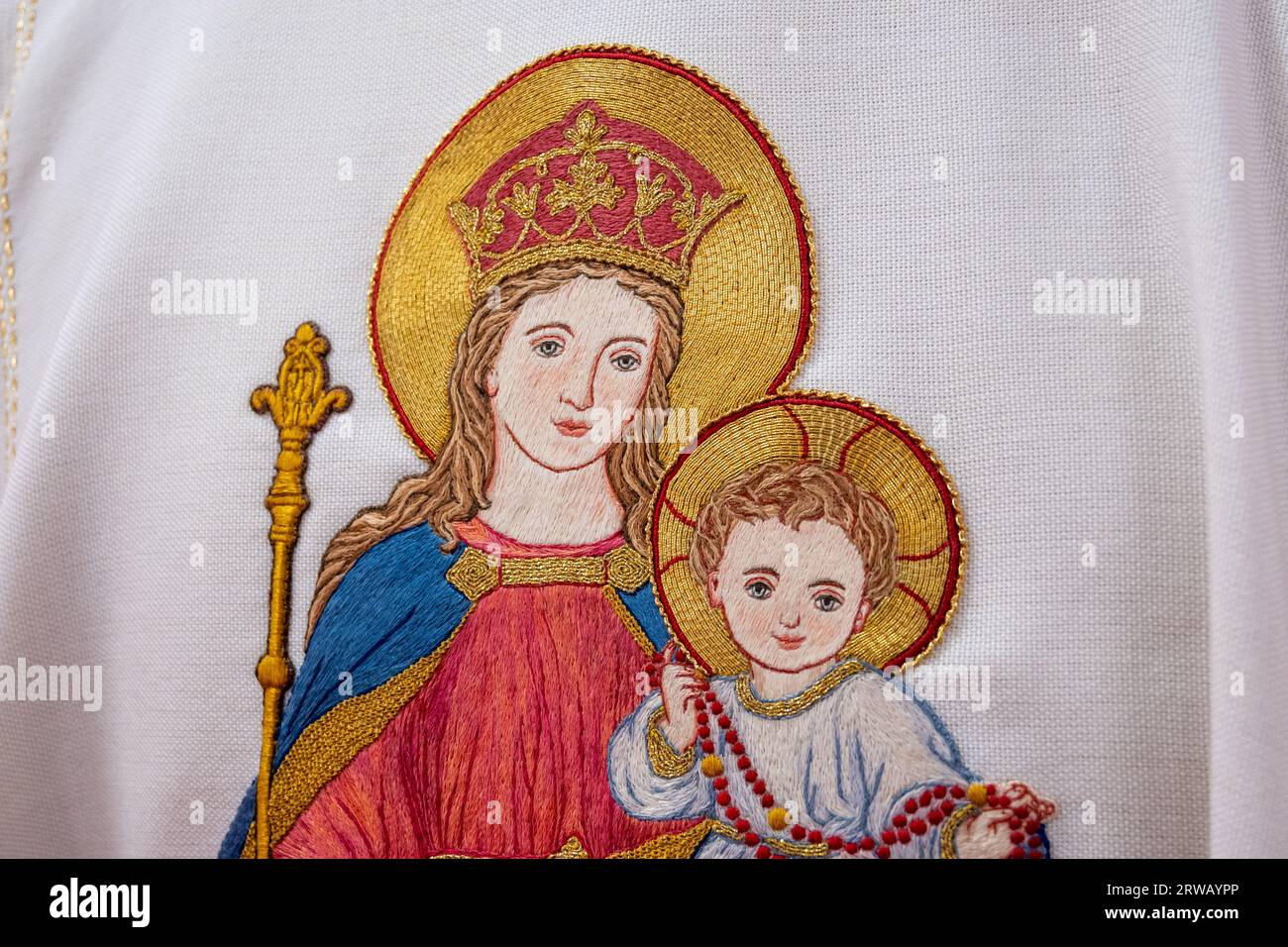 Broderie de la Vierge Marie et de l'enfant Jésus sur une chasuble catholique romaine. Banque D'Images