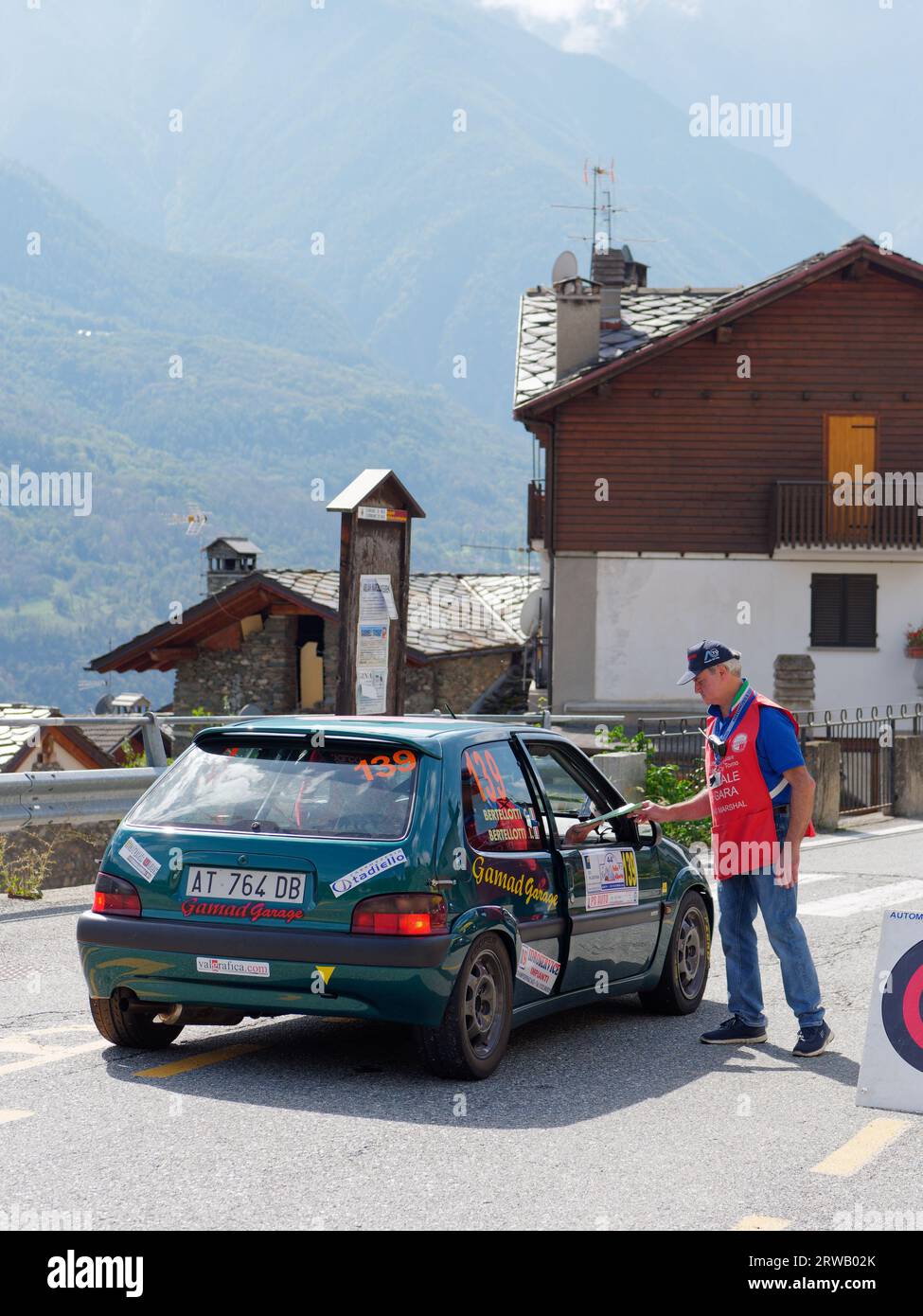 Voiture à un point de contrôle pré-départ dans un rallye Motorsport Rally Stage près de nus dans la vallée d'Aoste. Italie. 17 septembre 2023 Banque D'Images