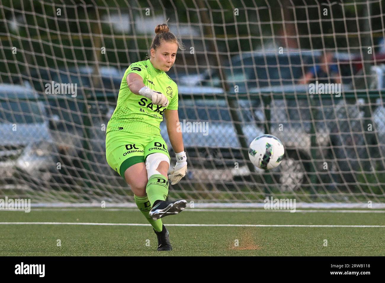 La gardienne de but Lowiese Seynhaeve (1 ans) de Zulte-Waregem photographiée lors d'un match de football féminin entre SV Zulte - Waregem et RSC Anderlecht lors de la troisième journée de la saison 2023 - 2024 de la Super League Belge Lotto Womens , le jeudi 13 septembre 2023 à Zulte , BELGIQUE . PHOTO SPORTPIX | Dirk Vuylsteke Banque D'Images