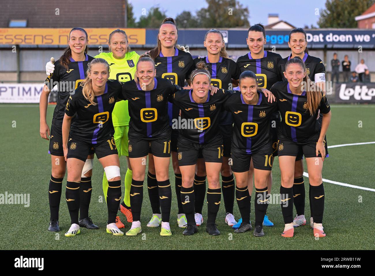 Équipe d'Anderlecht avec jusqu'à de gauche à droite Silke Vanwynsberghe (21) de la gardienne d'Anderlecht Seraina Friedli (1) d'Anderlecht Tine de Caigny (6) d'Anderlecht Lore Jacobs (9) d'Anderlecht Amelie Delabre (99) d'Anderlecht Silke Vanwynsberghe (21) de Anderlecht de gauche à droite Ludmila Matavkova (19) d'Anderlecht Sarah Wijnants (11) d'Anderlecht Laura Deloose (14) de Anderlecht Stefania Vatafu (10) d'Anderlecht Fran Meersman (5) d'Anderlecht photographié lors d'un match de football féminin entre SV Zulte - Waregem et le RSC Anderlecht lors de la troisième journée de la saison 2023 - 2024 Banque D'Images