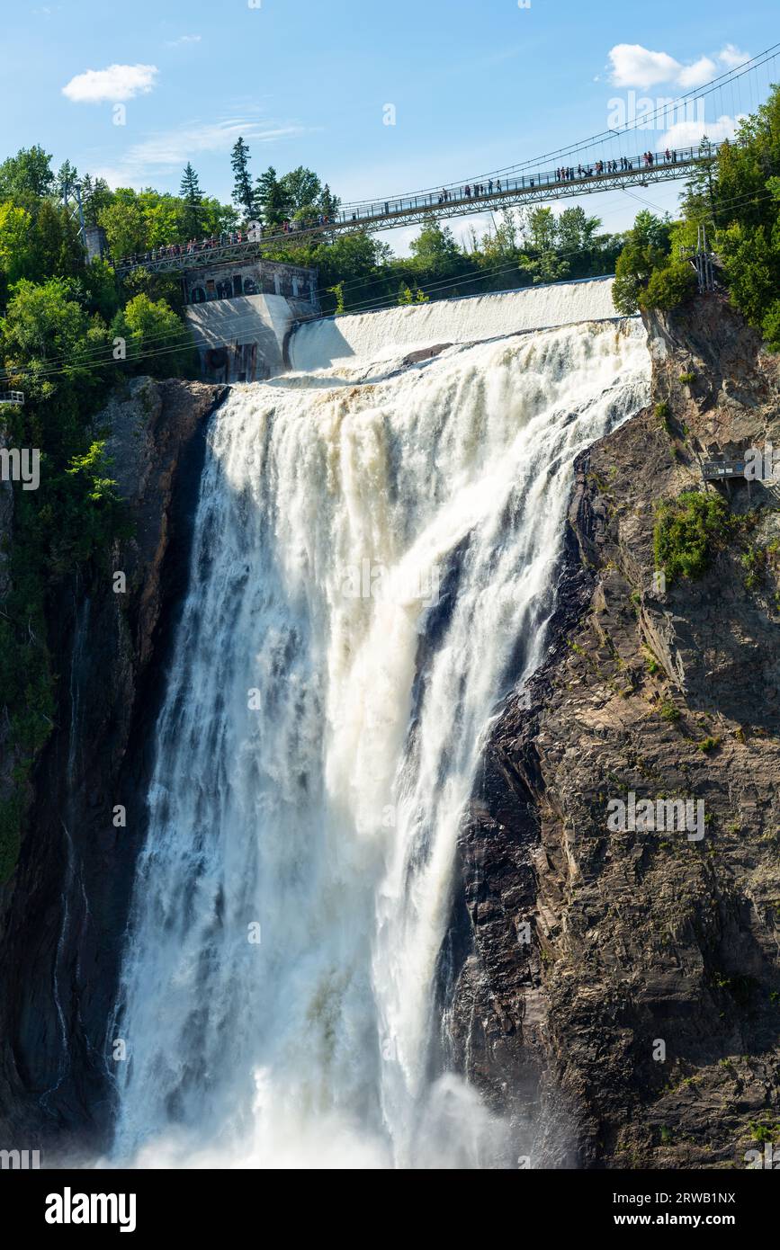 Pont au-dessus d'une cascade Banque D'Images
