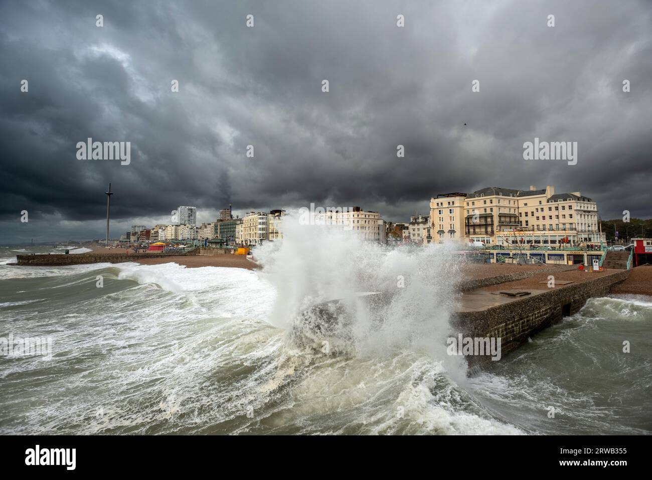 Brighton, 18 septembre 2023 : les vagues s'écrasent sur la plage sur le front de mer de Brighton crédit : Andrew Hasson/Alamy Live News Banque D'Images