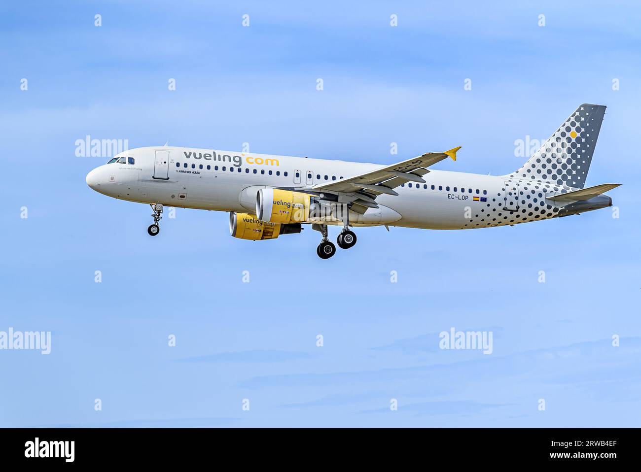 Barcelone, ​​Spain; 10 avril 2023: Avion Vueling Airbus A320, atterrissage à l'aéroport Josep Tarradellas Barcelona-El Prat Banque D'Images