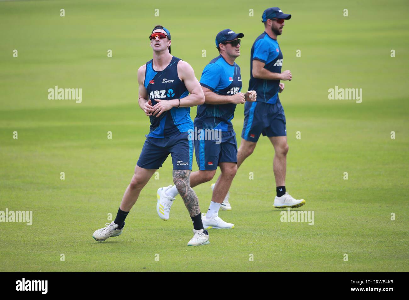 L'équipe néo-zélandaise assiste à une séance d'entraînement au Sher-e-Bangla National Cricket Stadium à Mirpur, Dhaka, Bangladesh, 18 septembre 2023. Banque D'Images