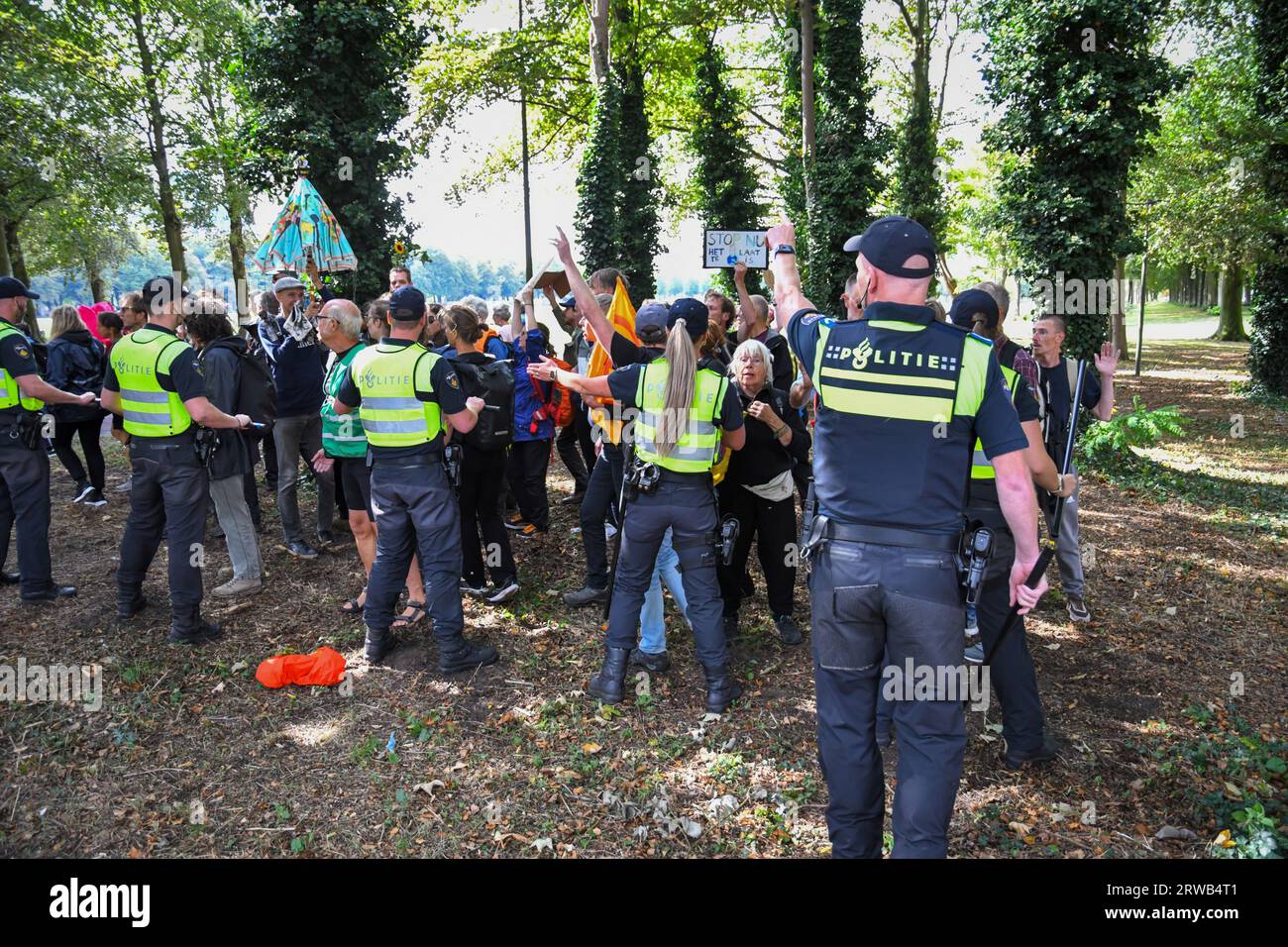 La Haye, les pays-Bas, 18 septembre, 2023.extinction rébellion protesta en bloquant l'autoroute A12 pour le 10e jour consécutif. Un canon à eau a été utilisé et la police a enlevé et arrêté une centaine de personnes.Credit:Pmvfoto/Alamy Live News Banque D'Images