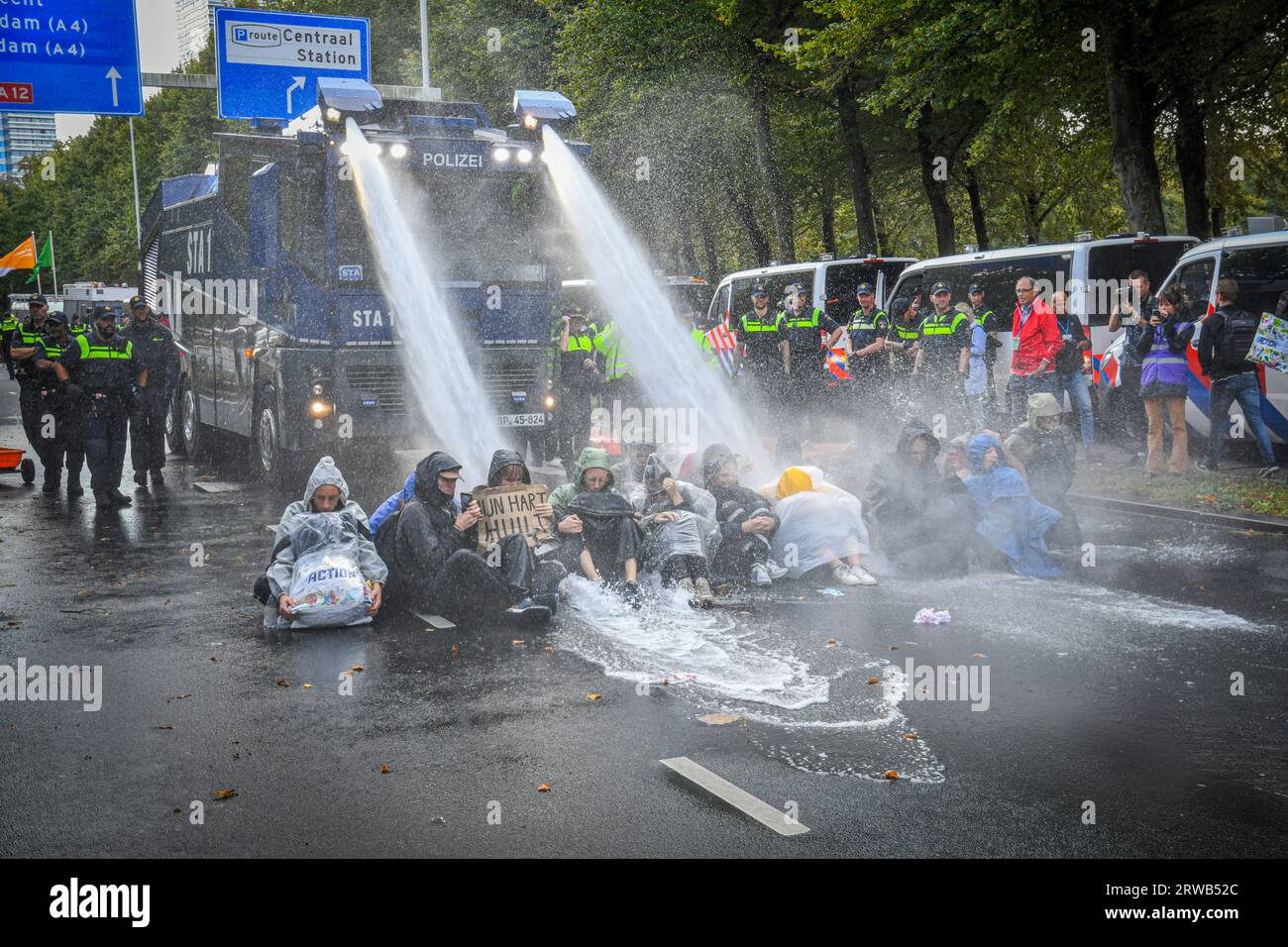 La Haye, les pays-Bas, 18 septembre, 2023.extinction rébellion protesta en bloquant l'autoroute A12 pour le 10e jour consécutif. Un canon à eau a été utilisé et la police a enlevé et arrêté une centaine de personnes.Credit:Pmvfoto/Alamy Live News Banque D'Images