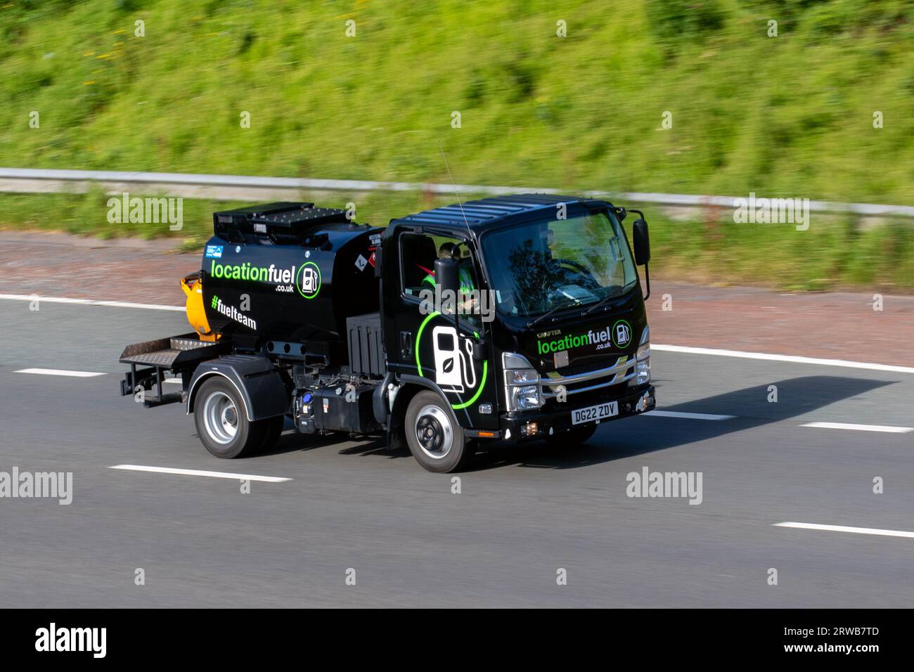 LocationFuel, Localisation livraison de carburant  2022 Isuzu Trucks Grafter N35.125 1.9D 125 DPF SWB Euro6 Noir LCV châssis-cabine Diesel 1898 cc ; se déplaçant à grande vitesse sur l'autoroute M6 dans le Grand Manchester, Royaume-Uni Banque D'Images