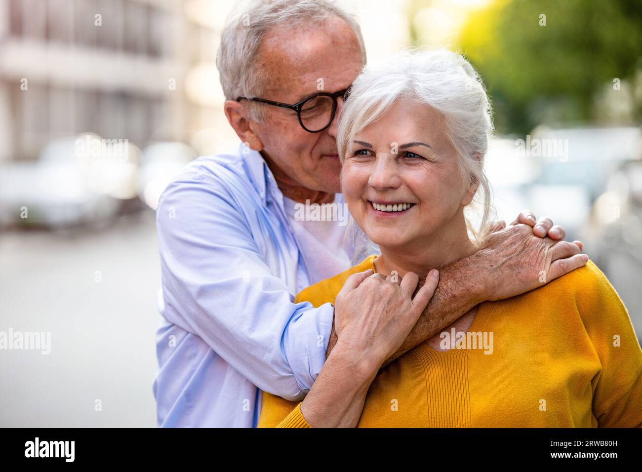 Portrait d'un couple senior heureux embrassant dans la ville Banque D'Images