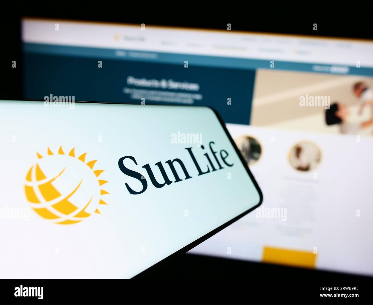 Téléphone mobile avec logo de la société canadienne financière Sun Life Inc. À l'écran devant le site Web de l'entreprise. Concentrez-vous sur le centre gauche de l'écran du téléphone. Banque D'Images