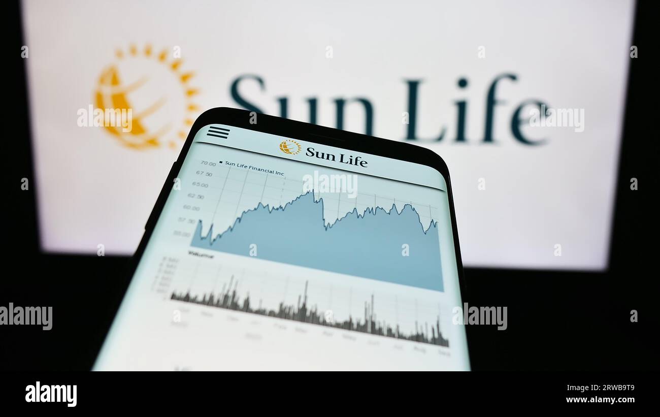 Téléphone intelligent avec le site Web de la société canadienne financière Sun Life Inc. À l'écran devant le logo de l'entreprise. Effectuez le focus sur le coin supérieur gauche de l'écran du téléphone. Banque D'Images