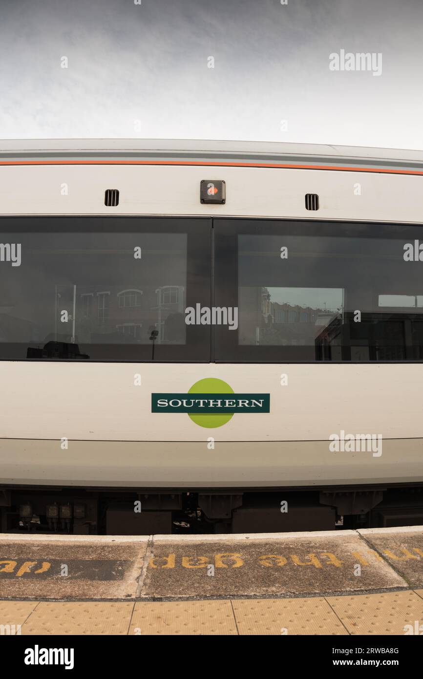 Gros plan d'un wagon de chemin de fer Southern Rail et logo Banque D'Images