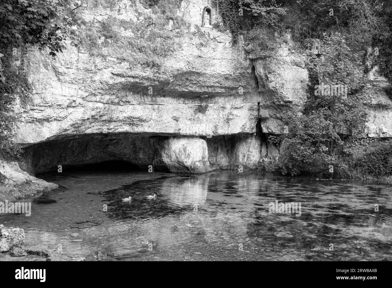 Photo en noir et blanc de la source de la rivière Douix à Châtillon sur Seine, France. Banque D'Images