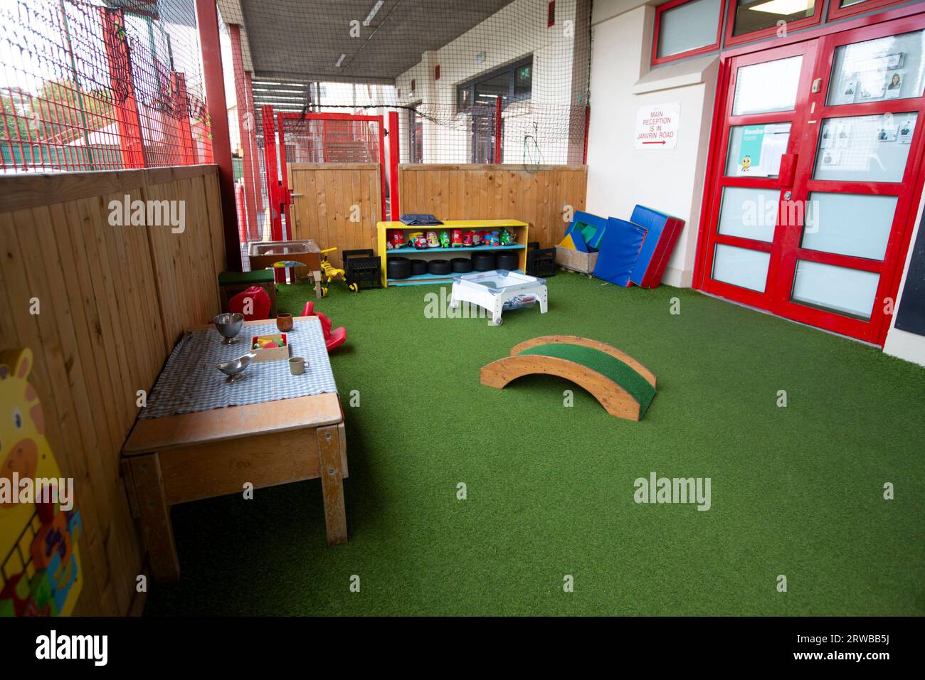 Scène de classe maternelle pour enfants d'âge primaire pleine d'activités pour enfants. Banque D'Images