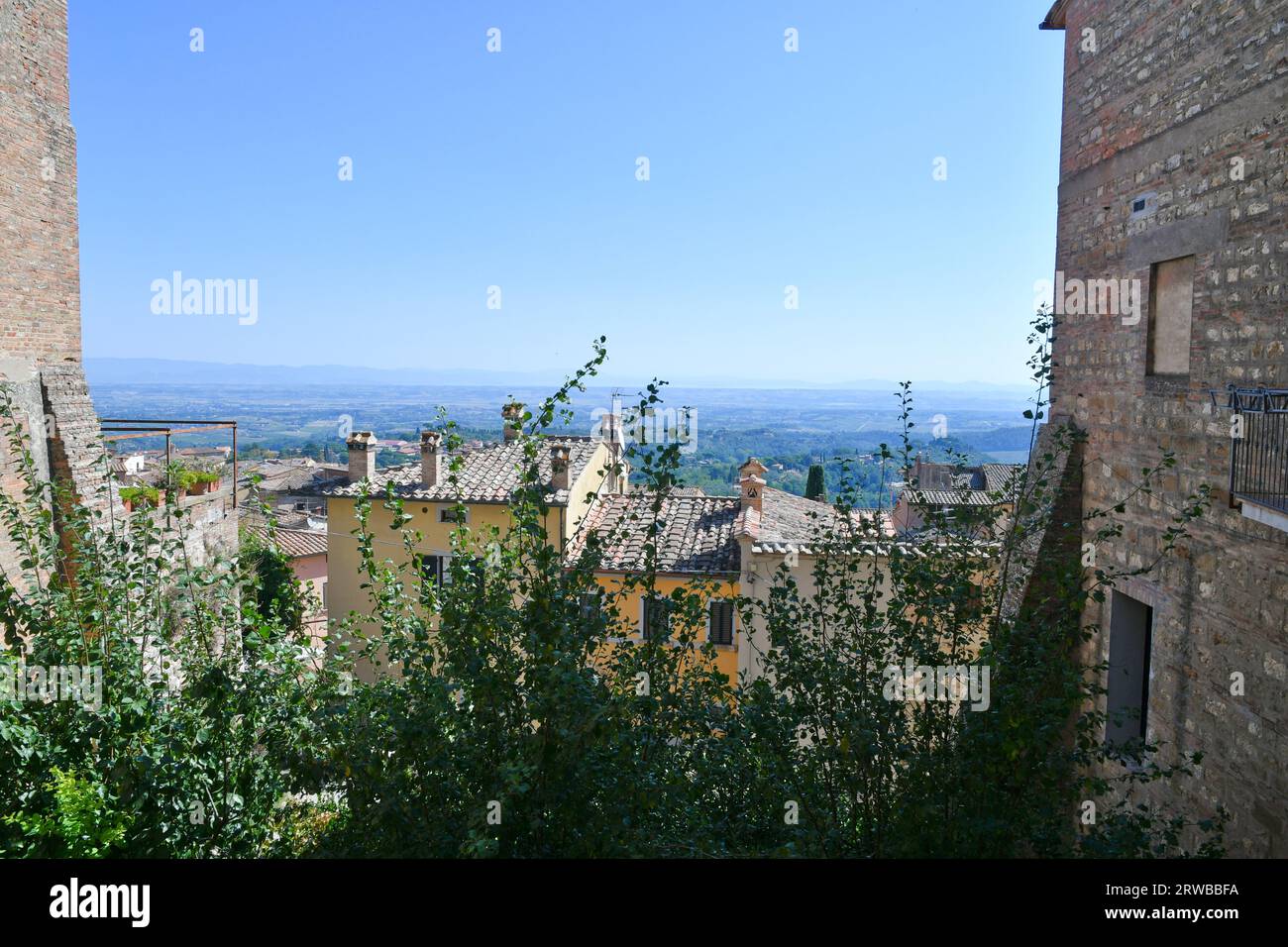 Le paysage vu de Montepulciano, une vieille ville de Toscane, Italie. Banque D'Images