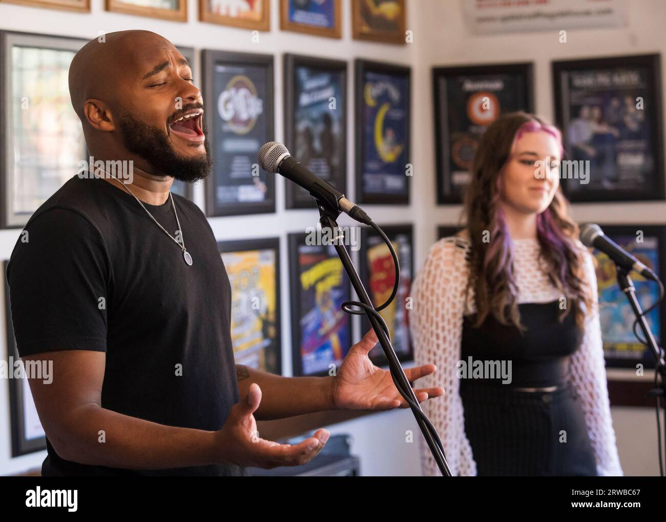 Dominic Hartley Harris et Ellie Balmer enregistrent West End New Friends, Upstairs at the Gatehouse © Clarissa Debenham (film Free Photography) / Alamy Banque D'Images