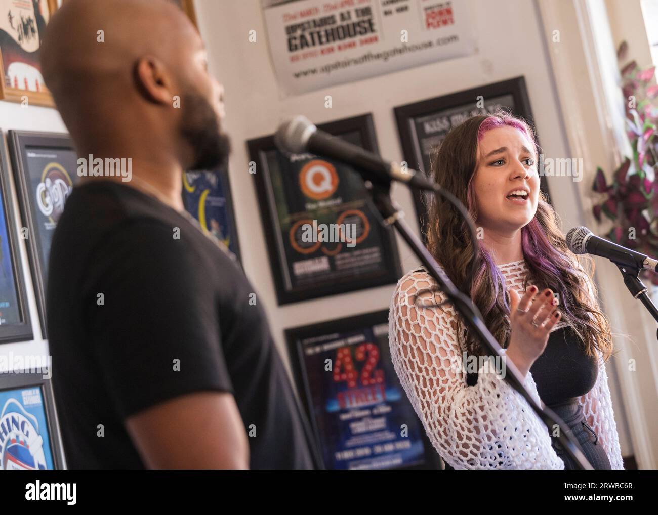 Dominic Hartley Harris et Ellie Balmer enregistrent West End New Friends, Upstairs at the Gatehouse © Clarissa Debenham (film Free Photography) / Alamy Banque D'Images