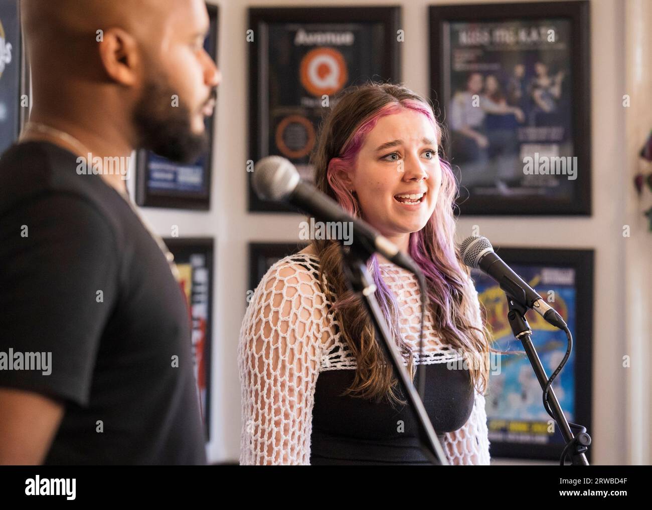 Dominic Hartley Harris et Ellie Balmer enregistrent West End New Friends, Upstairs at the Gatehouse © Clarissa Debenham (film Free Photography) / Alamy Banque D'Images