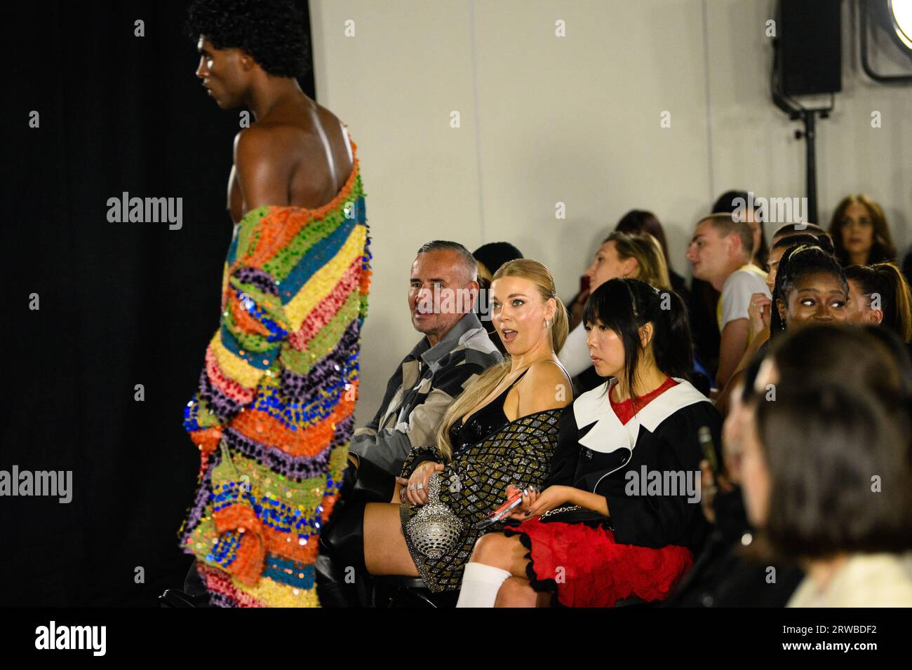 Londres, Royaume-Uni. 18 septembre 2023. Des mannequins sur le podium lors du défilé Ashish, qui s'est tenu à l'hôtel Nobu dans le cadre de la Fashion week de Londres. Le crédit photo devrait être : Matt Crossick/Empics/Alamy Live News Banque D'Images
