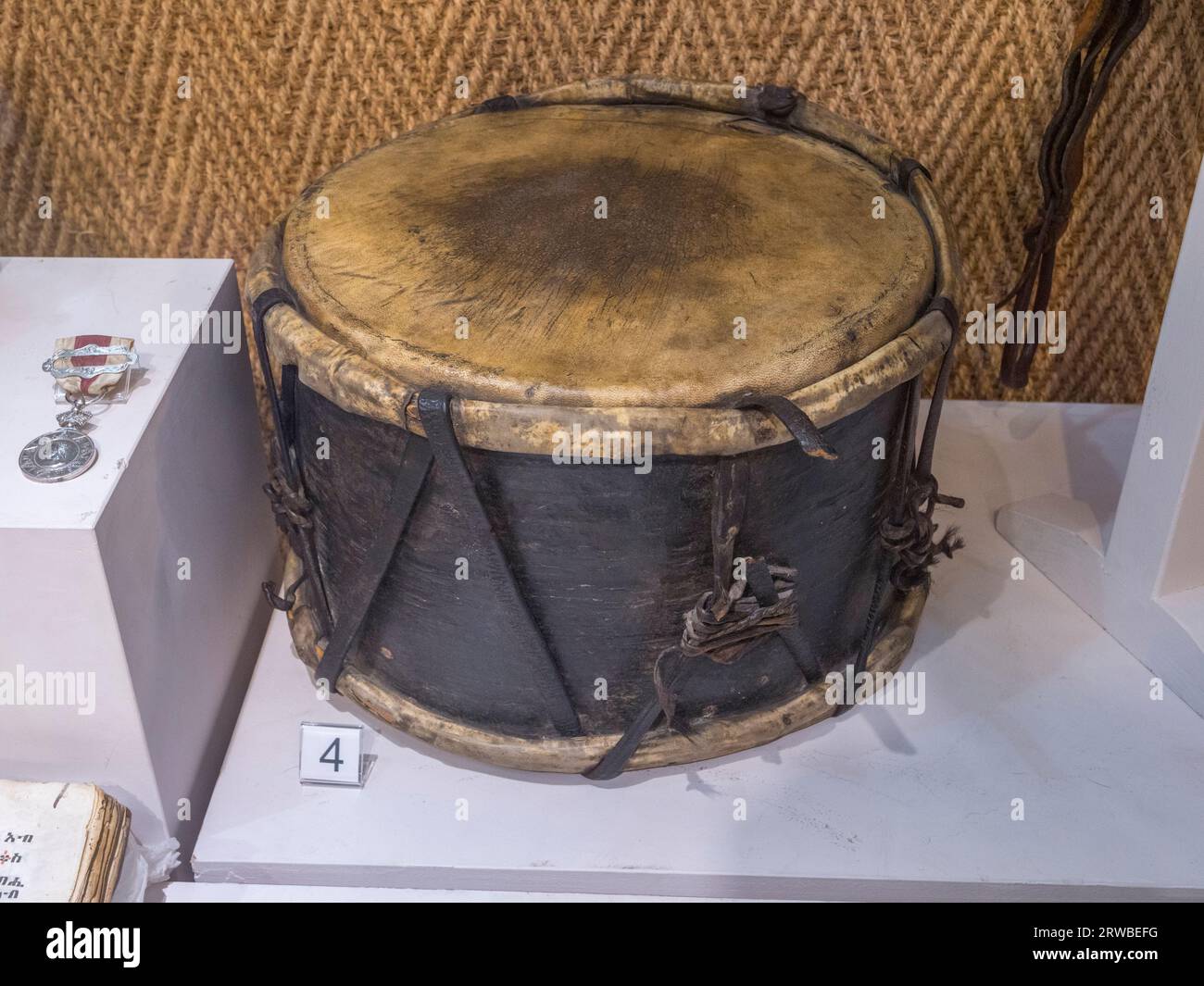 Tambour abyssinien de Magdala exposé au Royal Engineers Museum à Gillingham, Kent, Royaume-Uni. Banque D'Images