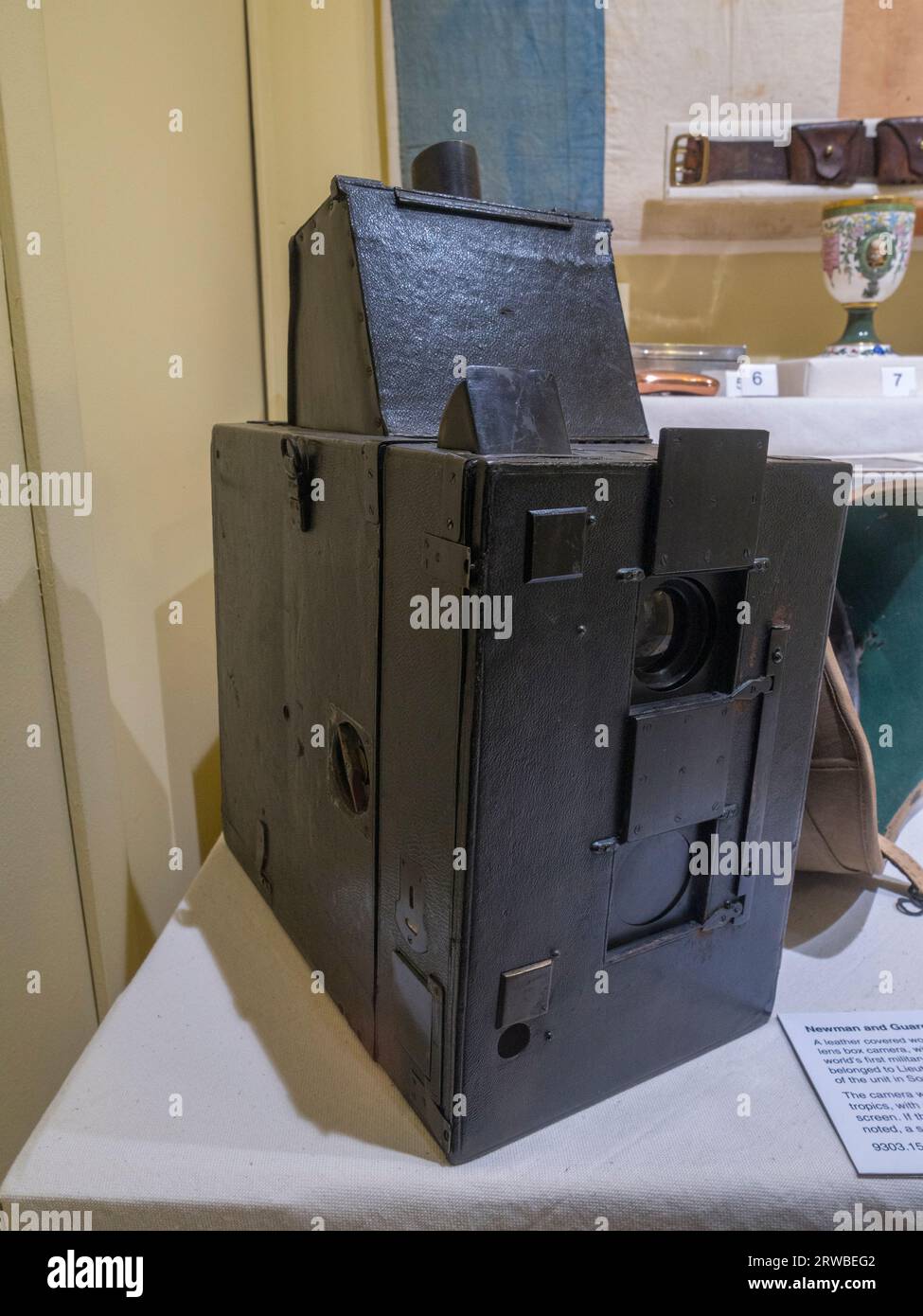 Une caméra à double objectif Newman et Guardia en bois recouverte de cuir exposée au Royal Engineers Museum à Gillingham, Kent, Royaume-Uni. Banque D'Images