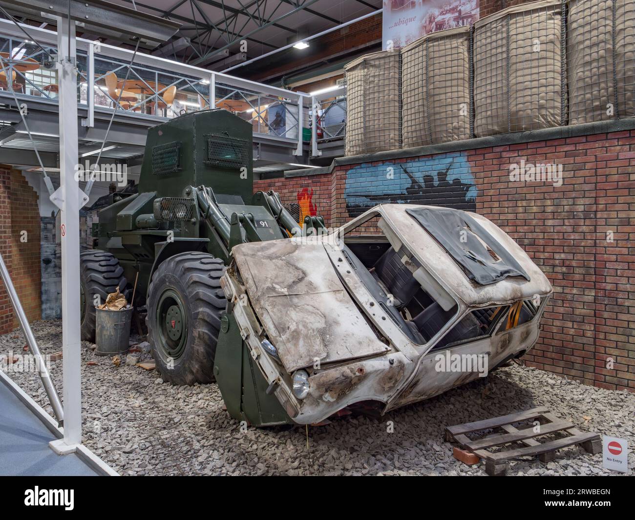 Un tracteur à roues moyen Allis Chalmers représentant une voiture, une scène d'Irlande du Nord dans les années 1970, Royal Engineers Museum à Gillingham, Kent, Royaume-Uni. Banque D'Images