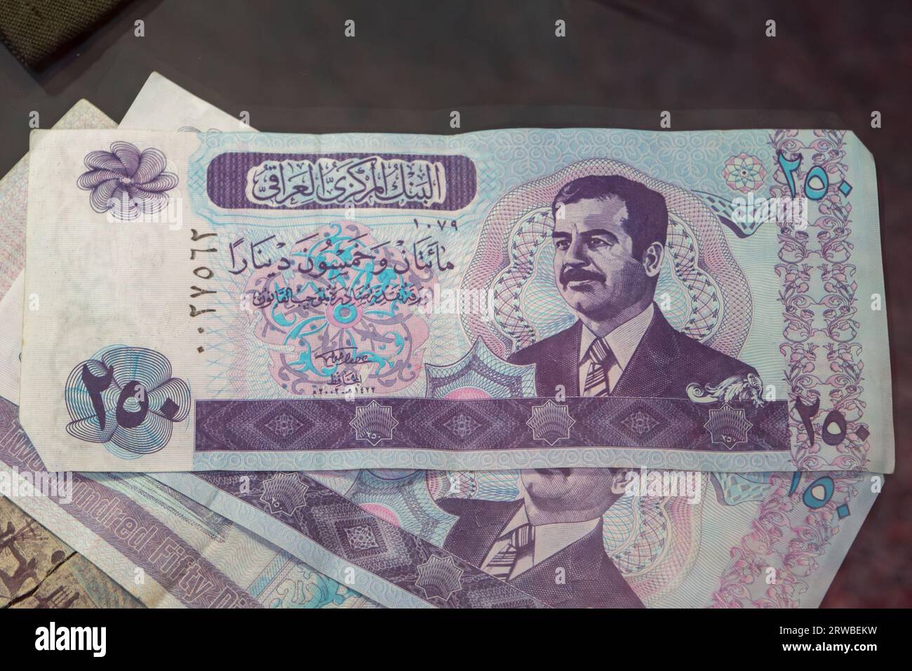 250 dinars billets de banque irakiens représentant Saddam Hussein utilisés lors de l'opération TELIC, Royal Engineers Museum à Gillingham, Kent, Royaume-Uni. Banque D'Images