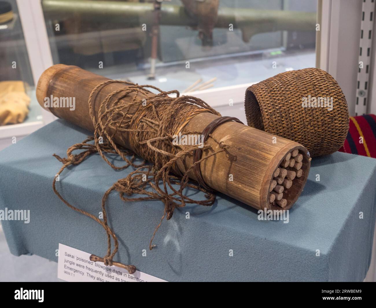Fléchettes Sakai « empoisonnées » dans un carquois en bambou exposé au Royal Engineers Museum à Gillingham, Kent, Royaume-Uni. Banque D'Images