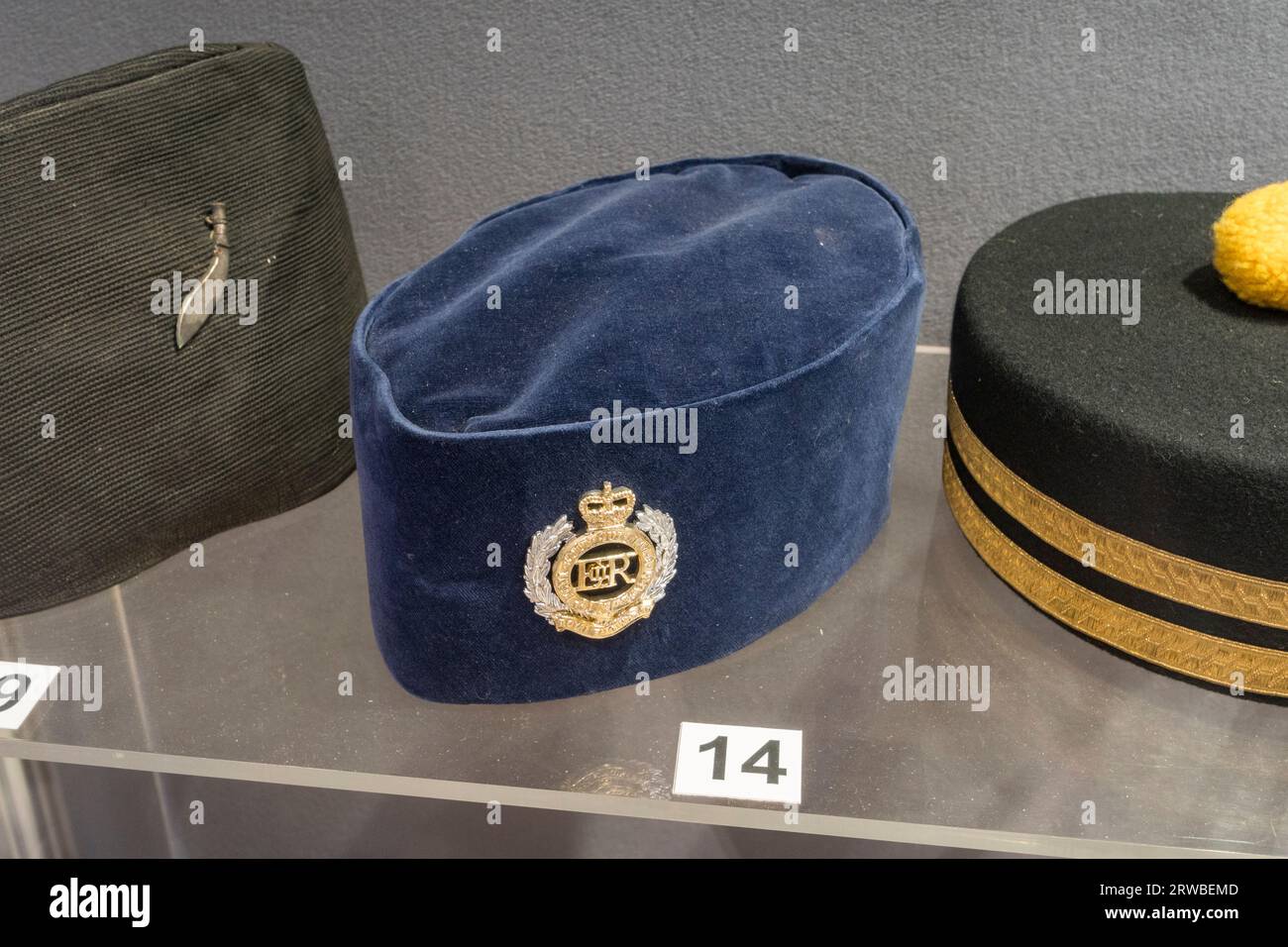 Un songkok du régiment du génie de Singapour exposé au Royal Engineers Museum à Gillingham, Kent, Royaume-Uni. Banque D'Images