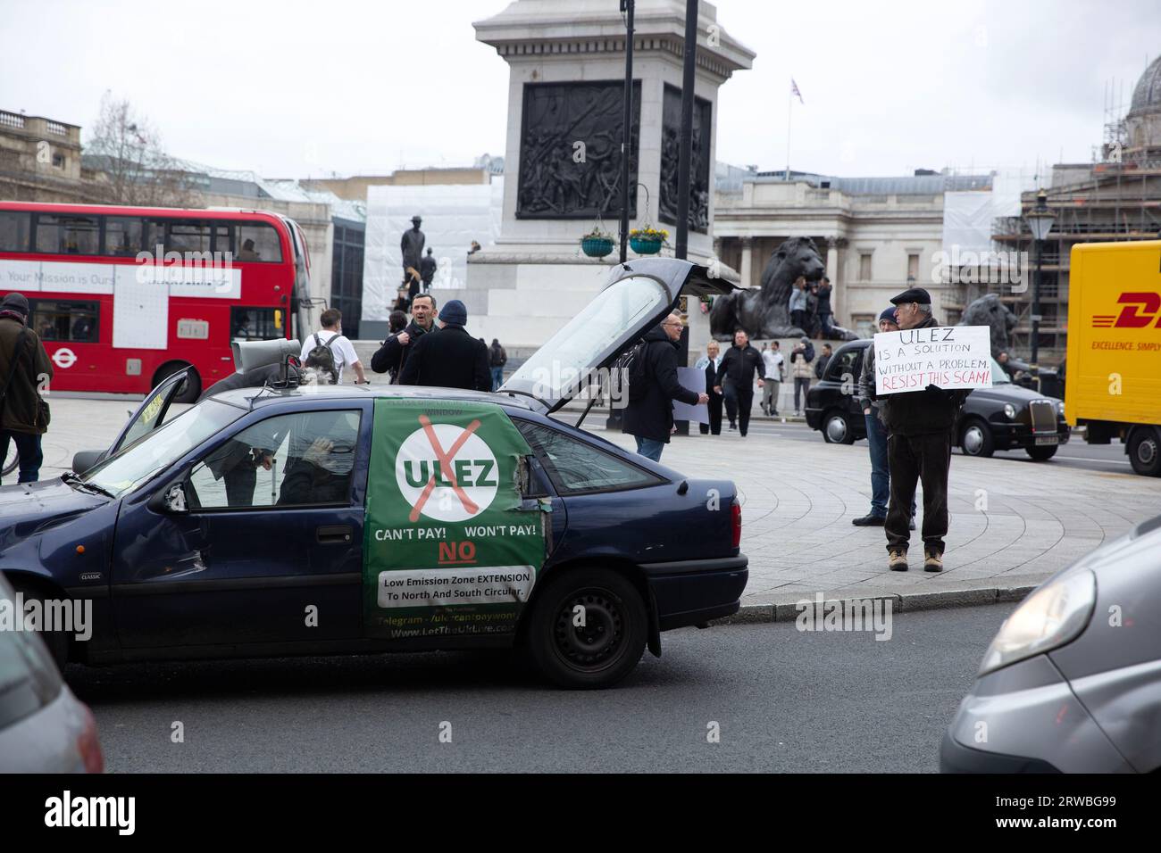 Les participants se rassemblent avec des pancartes lors d'une manifestation contre l'expansion de la zone à ultra-faibles émissions (ULEZ) de Londres autour de Trafalgar Square à Londres. Banque D'Images