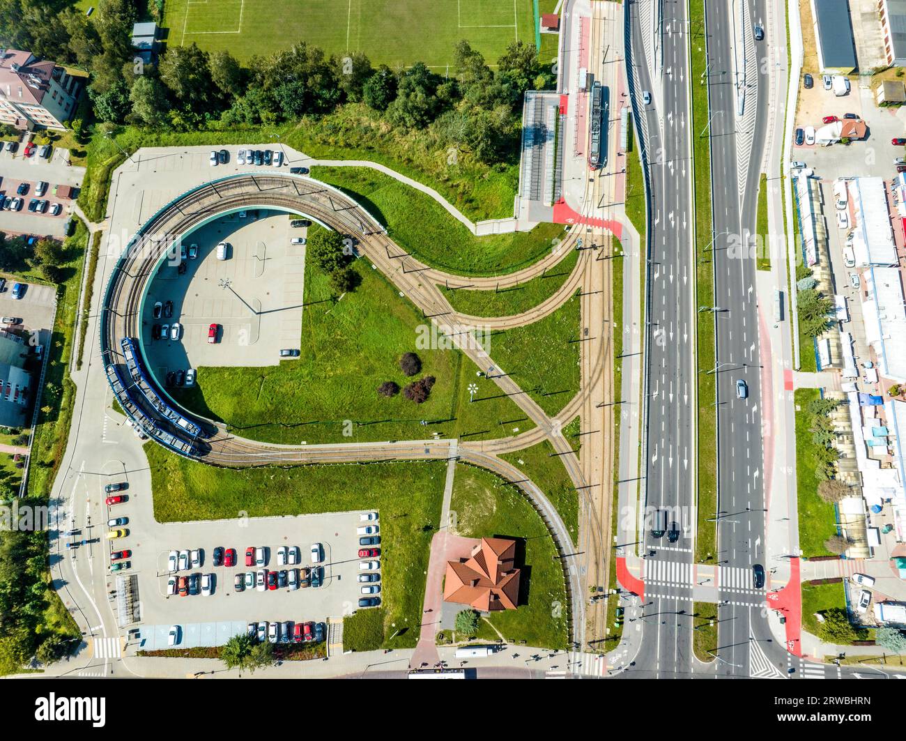 Boucle en montgolfière surélevée bidirectionnelle sur piliers et P+R, parking Park and Ride dans le quartier périphérique Kurdawnow à Cracovie, Pologne. Antenne v Banque D'Images