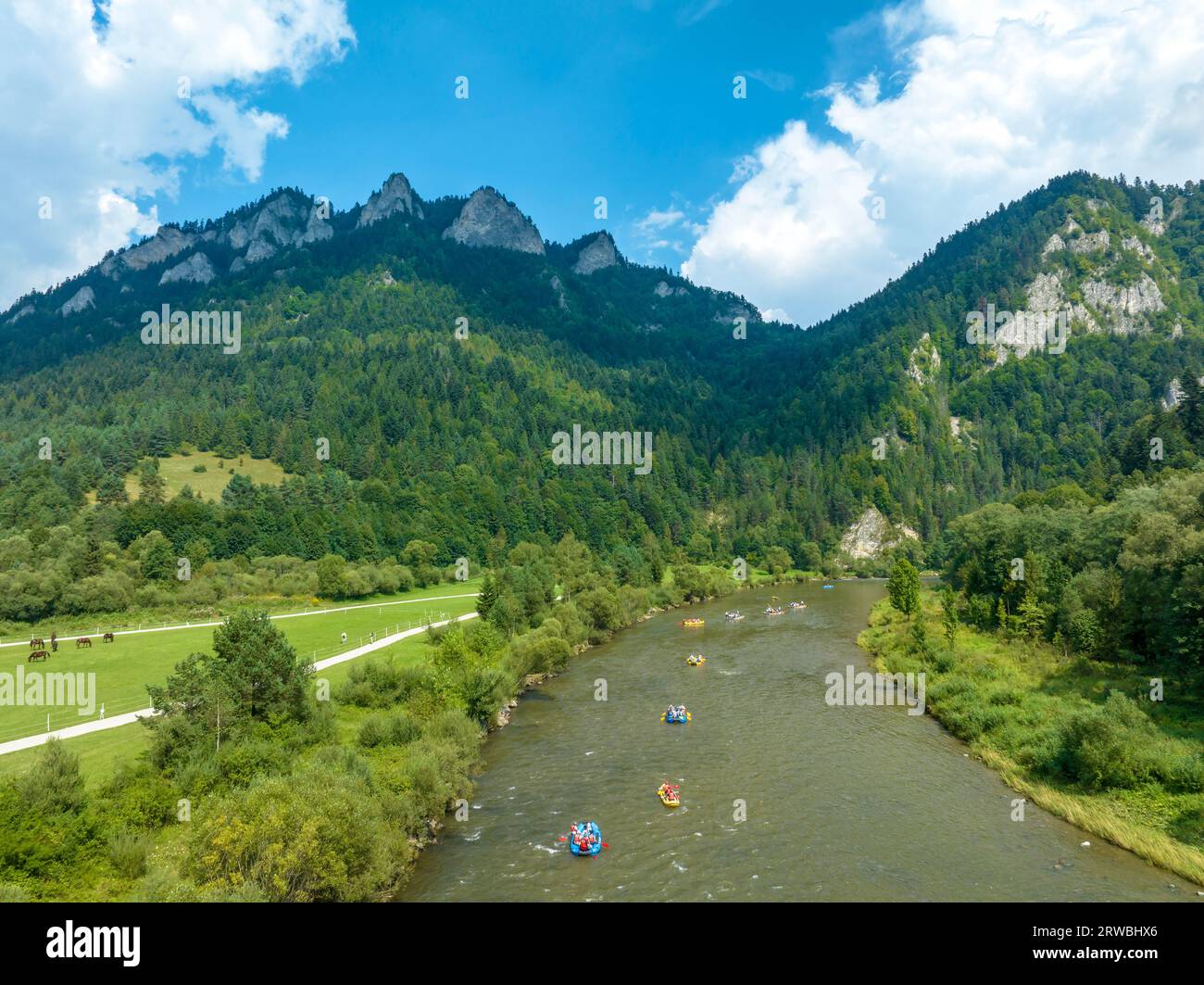 Touriste dans des radeaux en bois ou pneumatiques et des canoës approchant les gorges de la rivière Dunajec dans les montagnes Pieniny en Pologne. Trzy Korony (trois Crows) le haut Banque D'Images
