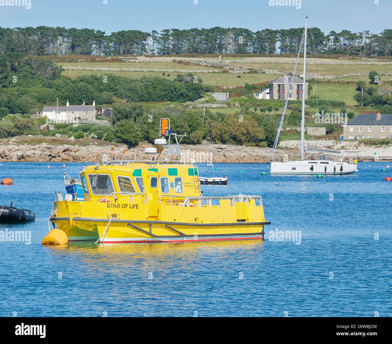 Star of Life, bateau ambulance flottant NHS dans le port de St Mary, Hugh Town, Isles of Scilly. Banque D'Images
