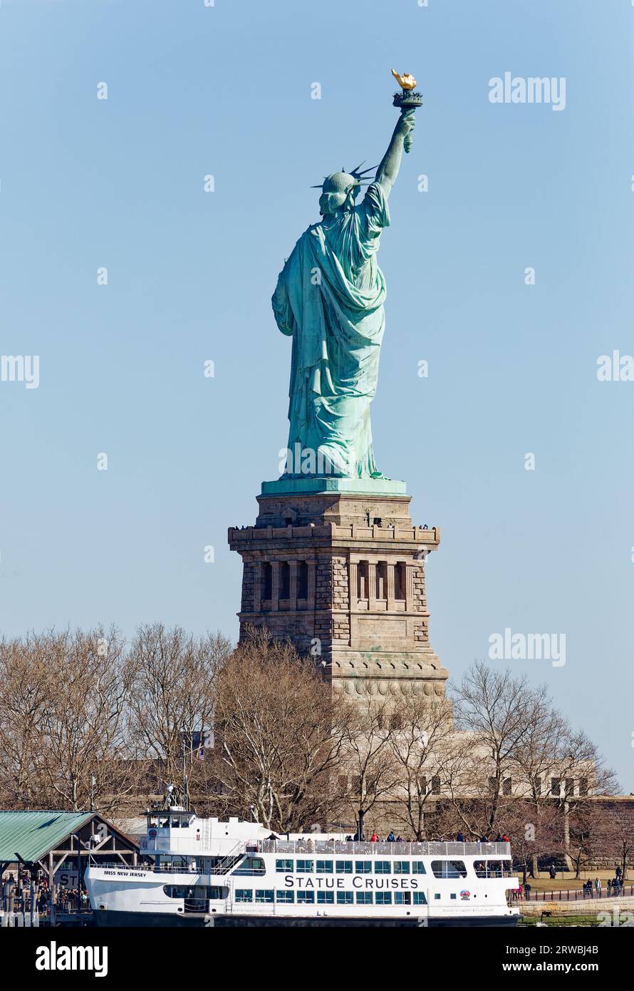 Statue de la liberté vue du Liberty State Park, New Jersey : le côté rarement vu de Lady Liberty. Banque D'Images