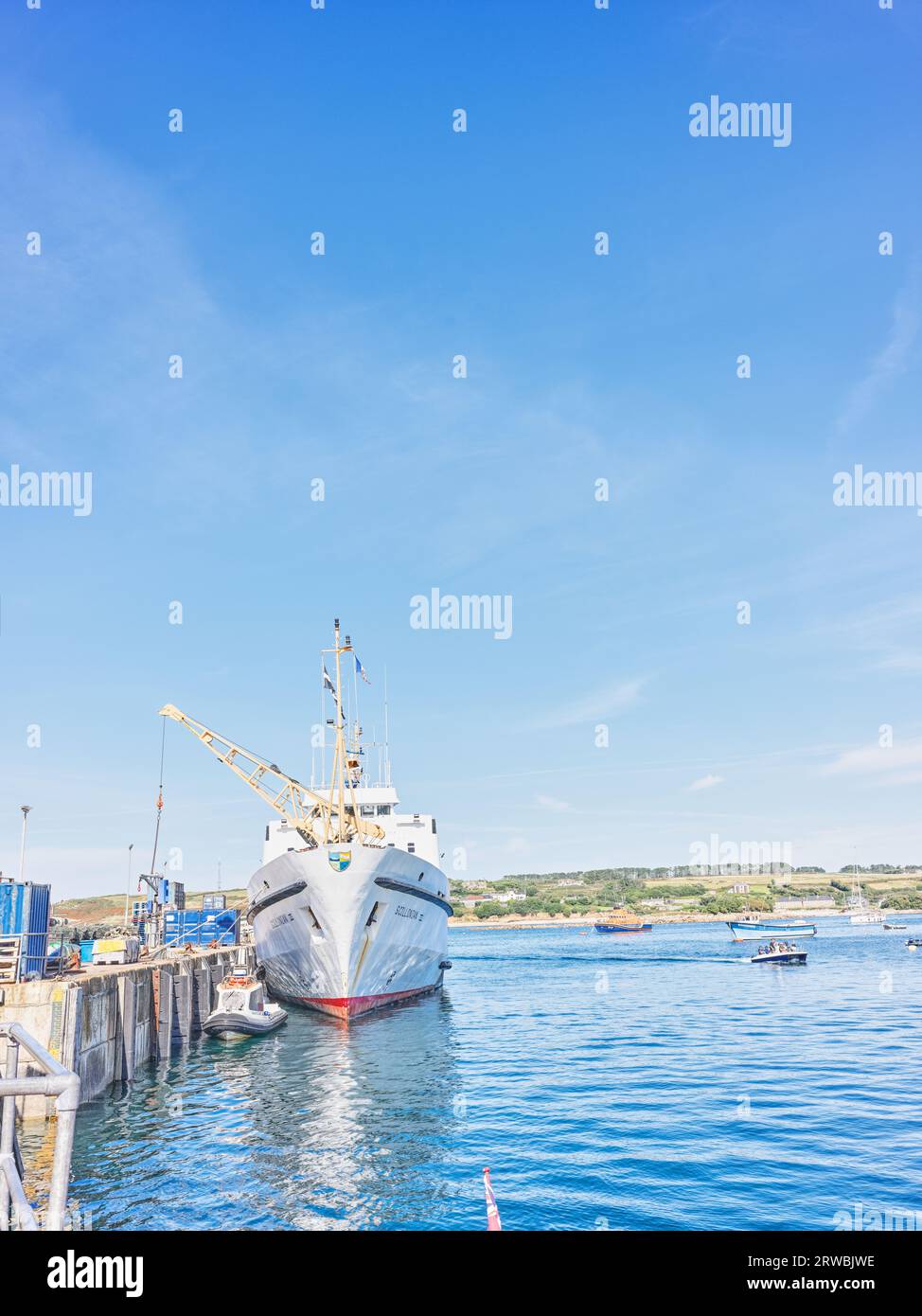 Le ferry Scillonian III a accosté au quai dans le port de St Mary's, îles Scilly. Banque D'Images