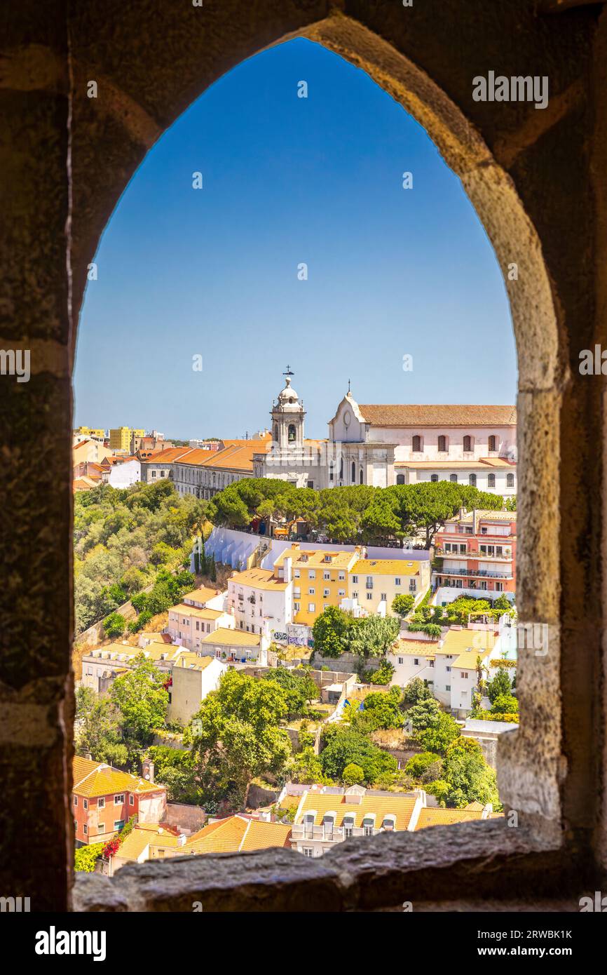 Vue de Lisbonne à travers l'ancienne fenêtre de l'ancien château 'Sao Jorge', Portugal Banque D'Images
