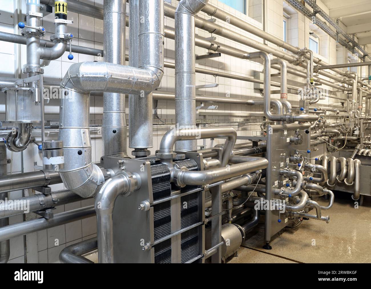 Industriels dans une brasserie moderne - la technologie dans une usine de tuyaux et raccords Banque D'Images