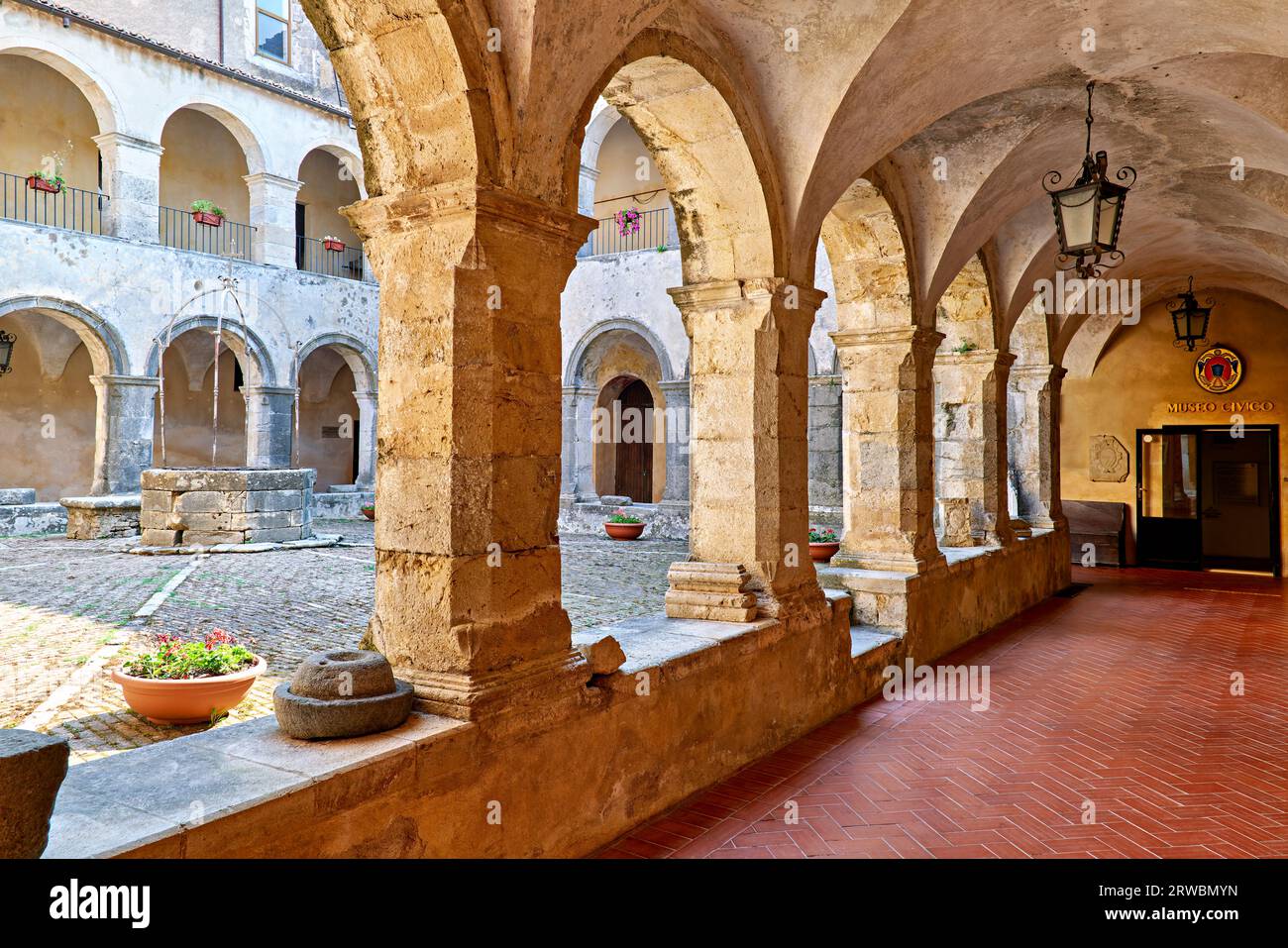 Altomonte Calabria Italie. Église gothique angevin Santa Maria della Consolazione. Le cloître et le musée civique Banque D'Images