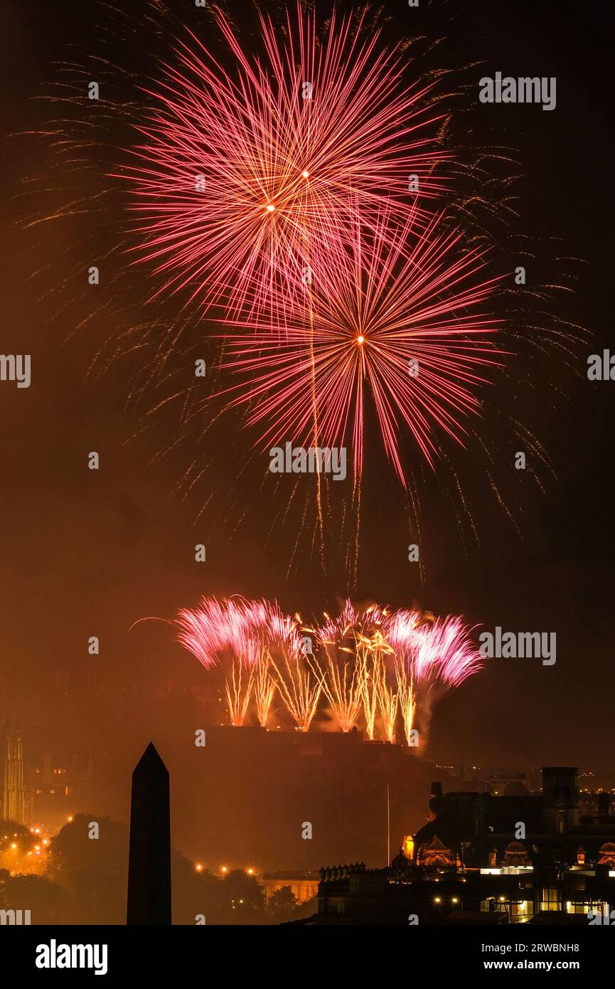 Feu d'artifice sur le château d'Édimbourg avec vue sur la ville. Finale du Festival international d'Édimbourg au Royaume-Uni. Banque D'Images