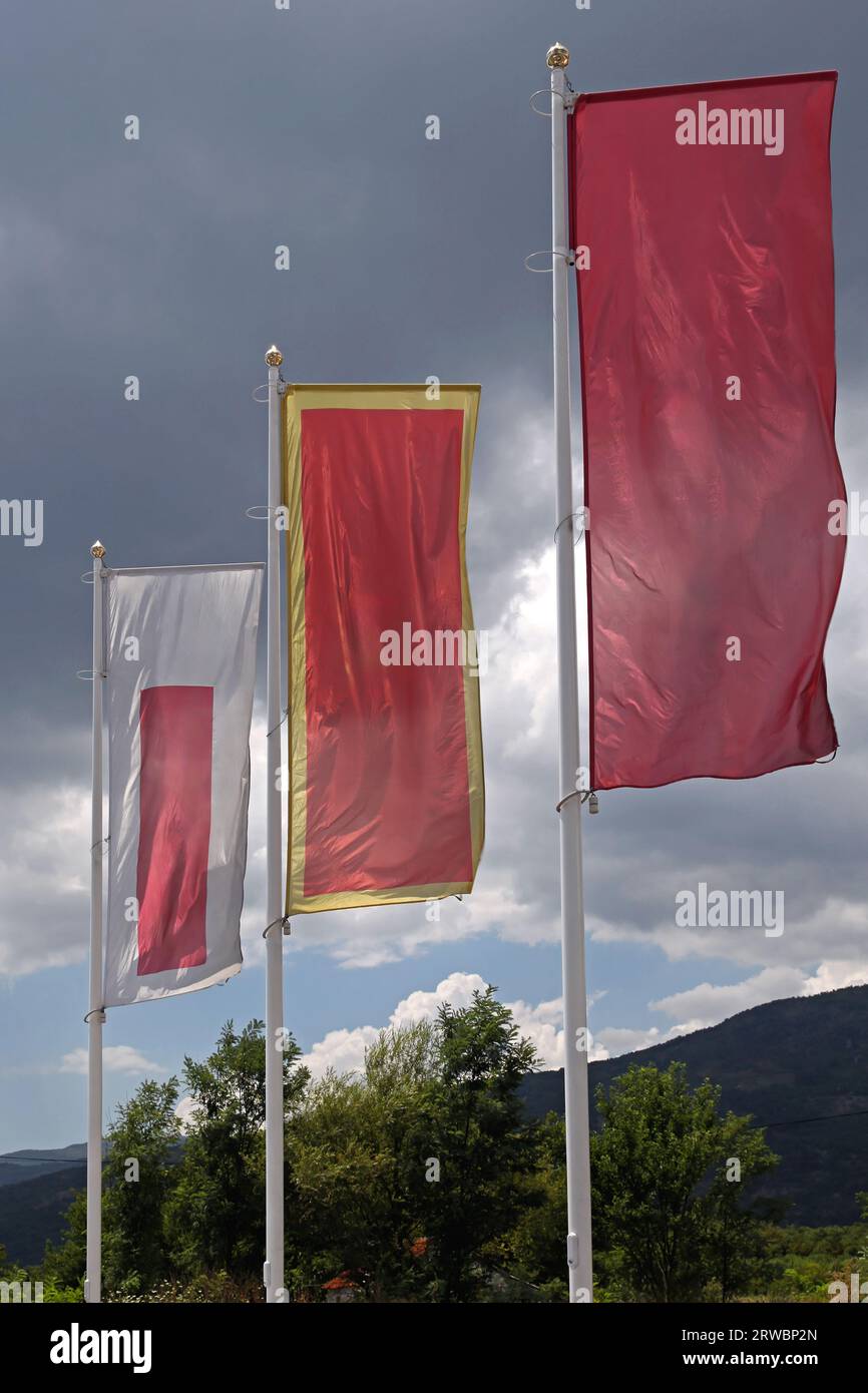 Trois drapeaux verticaux vides sur l'espace de copie nuages Banque D'Images
