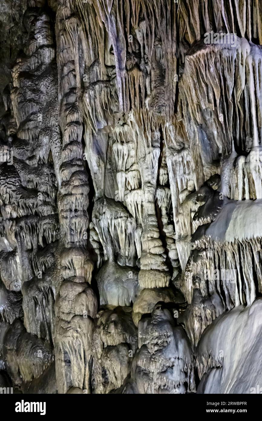 Stalactites massives et stalagmites dans la grotte de Dikteon, Psychro, plateau de Lasithi, Crète, Grèce Banque D'Images
