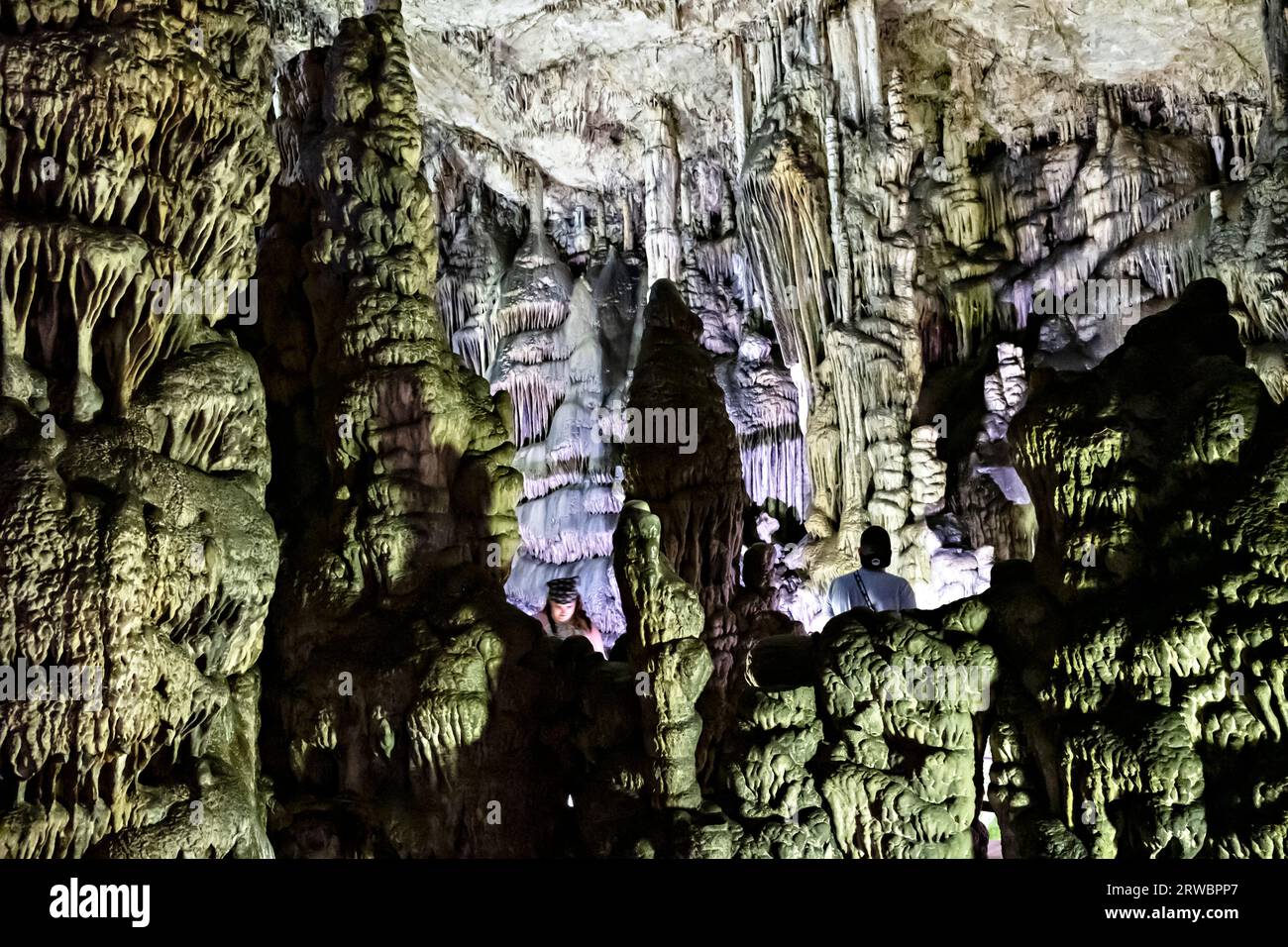 Stalactites massives et stalagmites dans la grotte de Dikteon, Psychro, plateau de Lasithi, Crète, Grèce Banque D'Images