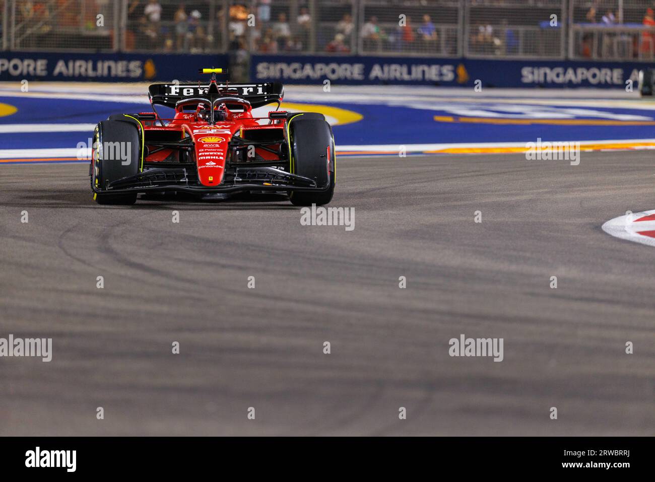 Carlos Sainz d'Espagne pilote la Ferrari SF-23 (55) lors du Grand Prix de F1 de Singapour sur le circuit de Marina Bay Street. (Photo de George Hitchens / SOPA Images/Sipa USA) Banque D'Images